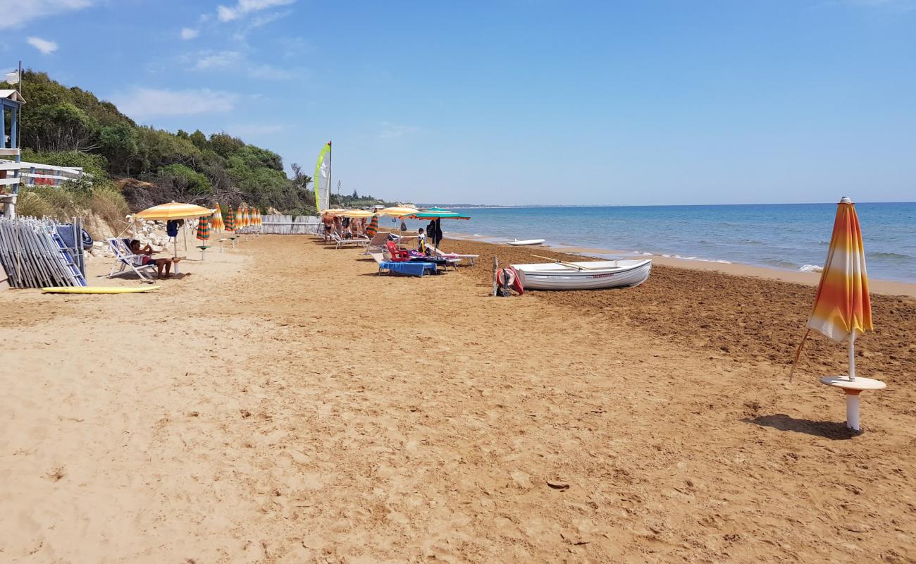 Photo de Tiki beach avec sable fin et lumineux de surface