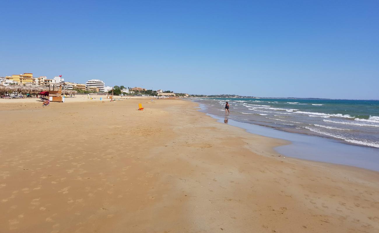 Photo de Spiaggia Pietre Nere avec sable beige de surface