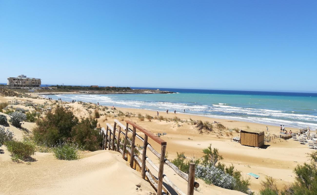 Photo de Marina di Modica avec sable fin et lumineux de surface