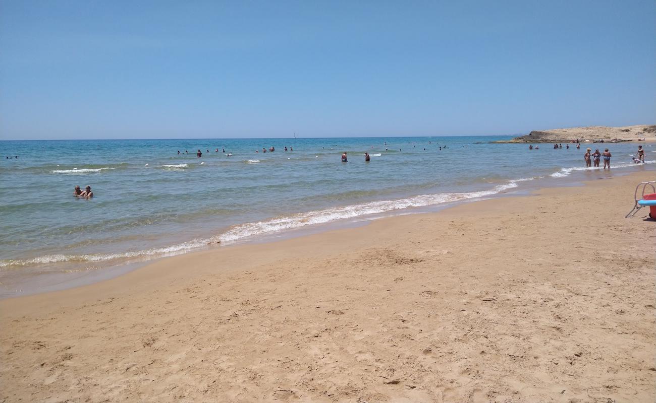 Photo de Spiaggia di Cava d'Aliga avec sable beige fin de surface
