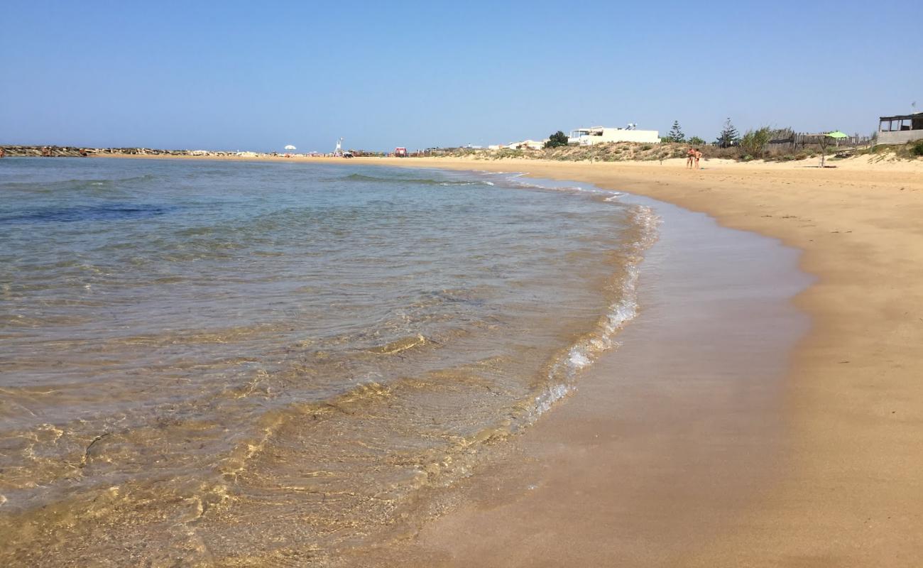 Photo de Spiaggia di Donnalucata avec sable brun de surface