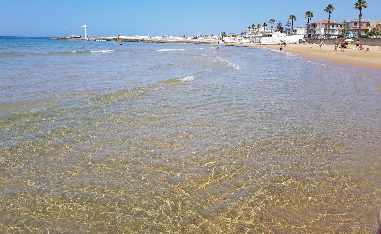 Photo de Marina di Ragusa avec sable fin et lumineux de surface