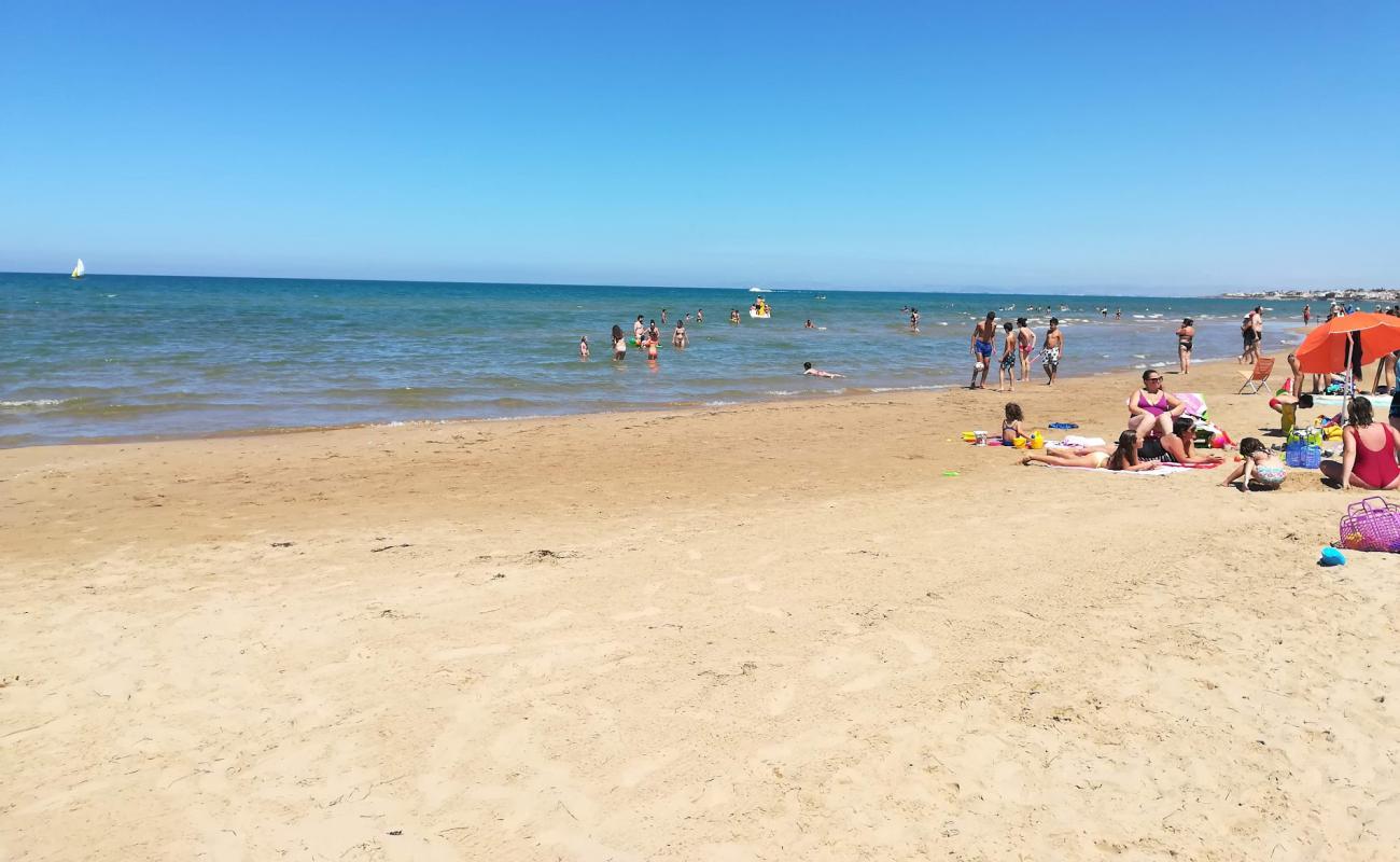 Photo de Spiaggia La Lanterna avec sable fin et lumineux de surface