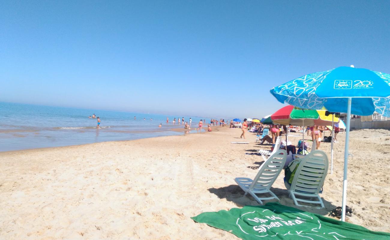 Photo de Spiaggia Marina di Acate avec sable beige de surface
