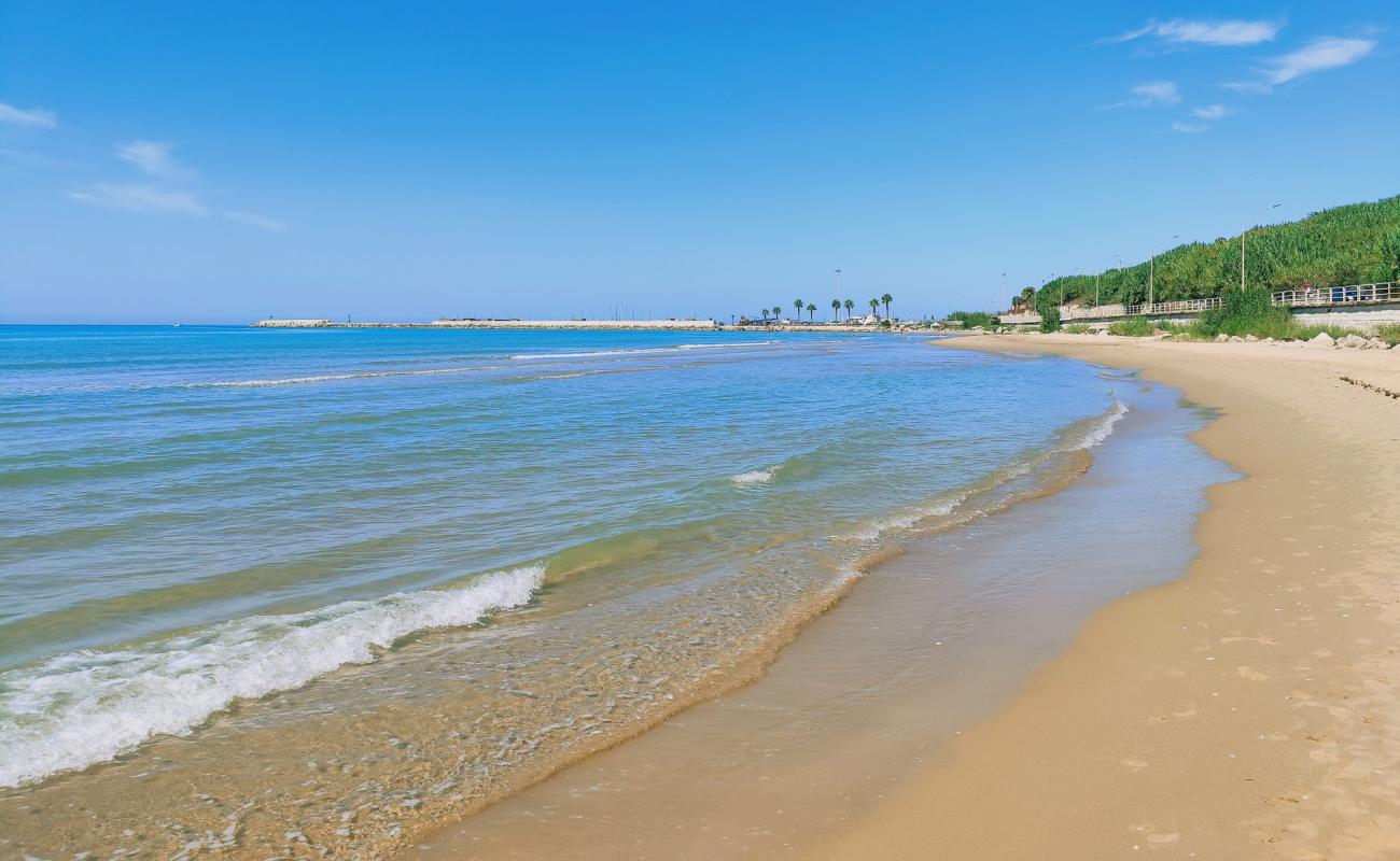 Photo de Spiaggia Di Gela avec sable fin et lumineux de surface