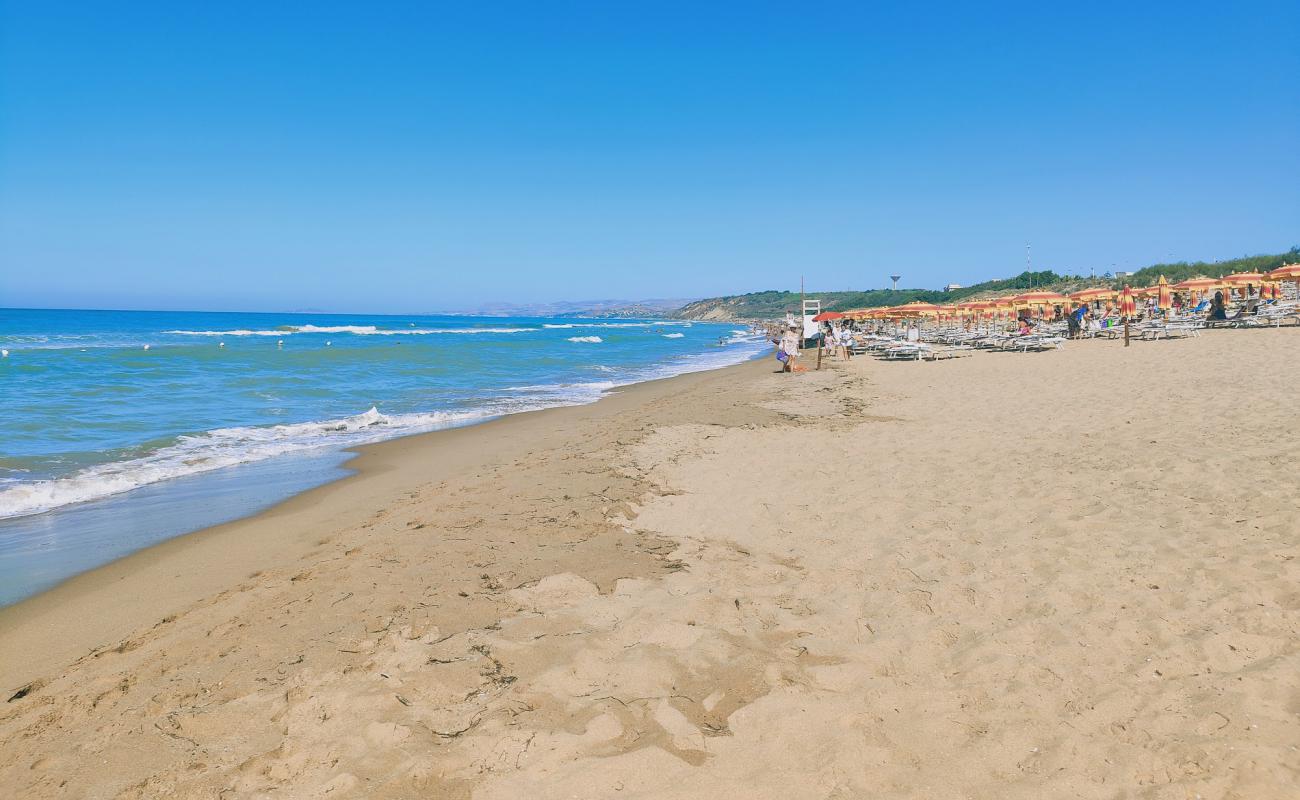 Photo de Spiaggia di Macchitella avec sable beige de surface
