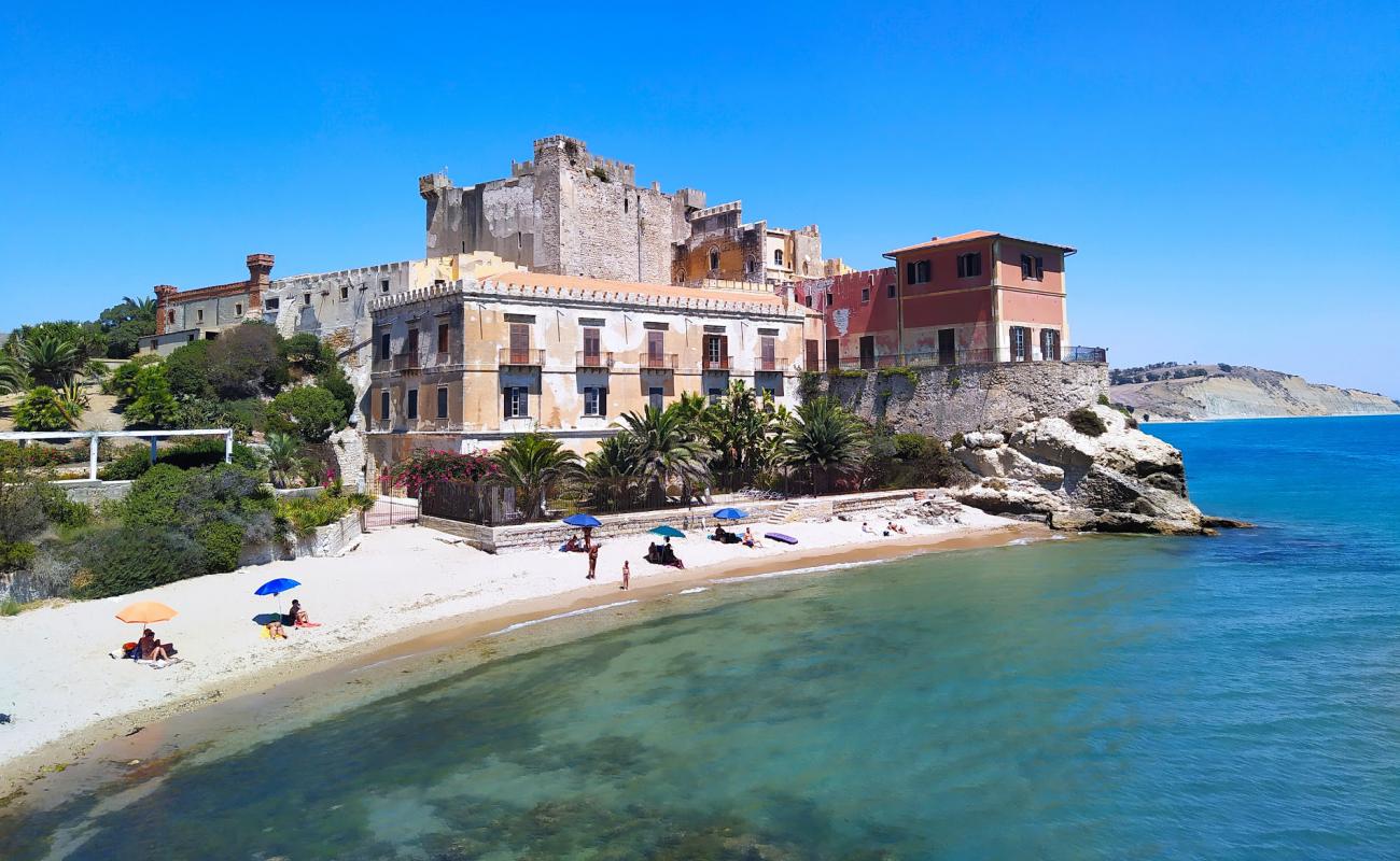 Photo de Spiaggia di Falconara avec sable lumineux de surface