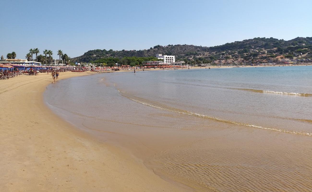 Photo de Mandy beach avec sable beige fin de surface