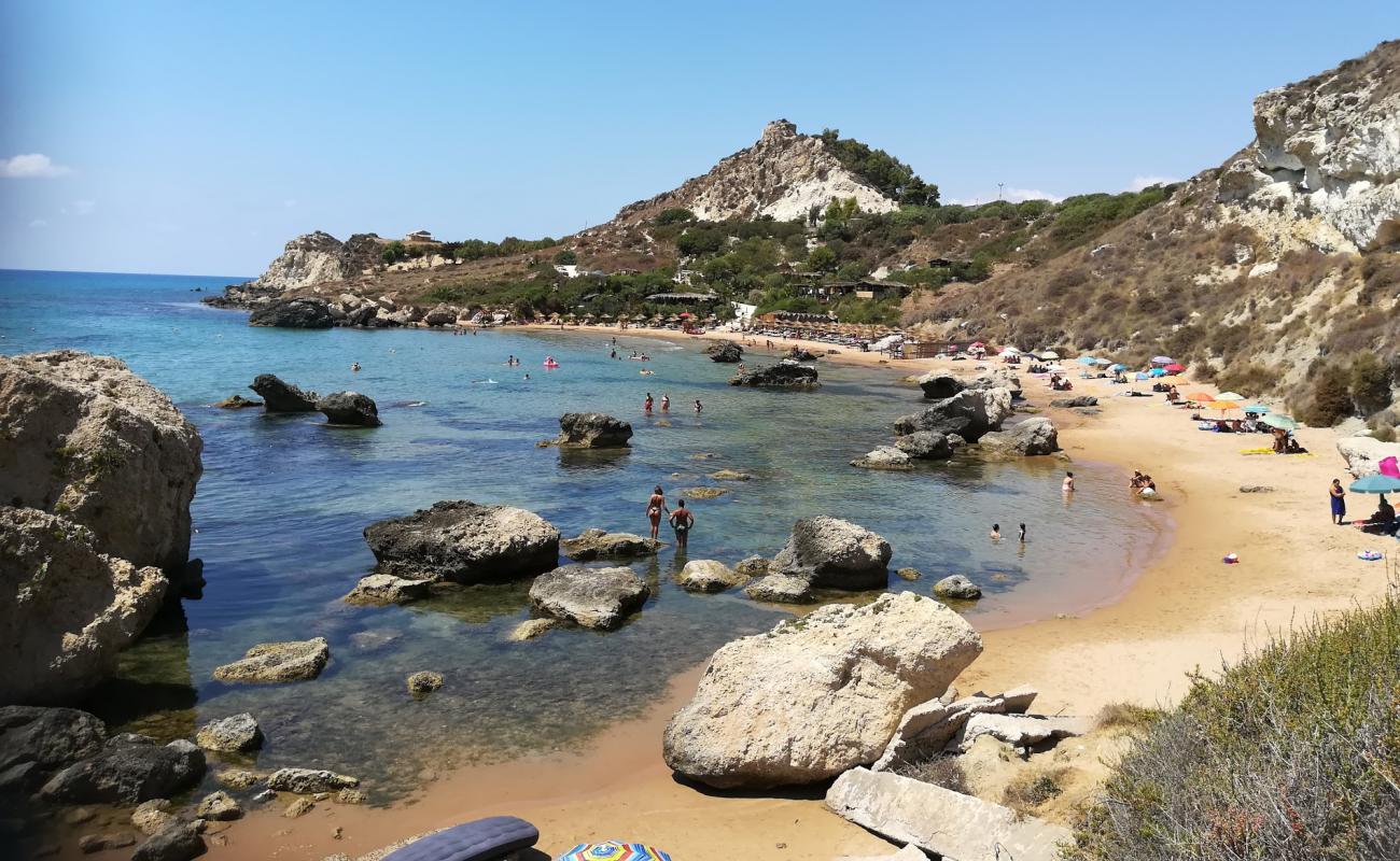 Photo de Torre San Nicola avec sable fin et lumineux de surface