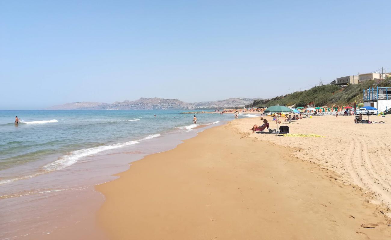 Photo de Spiaggia Pisciotto avec sable beige de surface