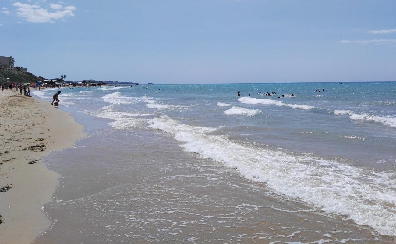 Photo de Ocean beach avec sable beige & galets de surface