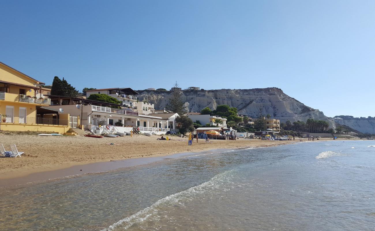Photo de Spiaggia di Capo Rossello avec sable beige de surface
