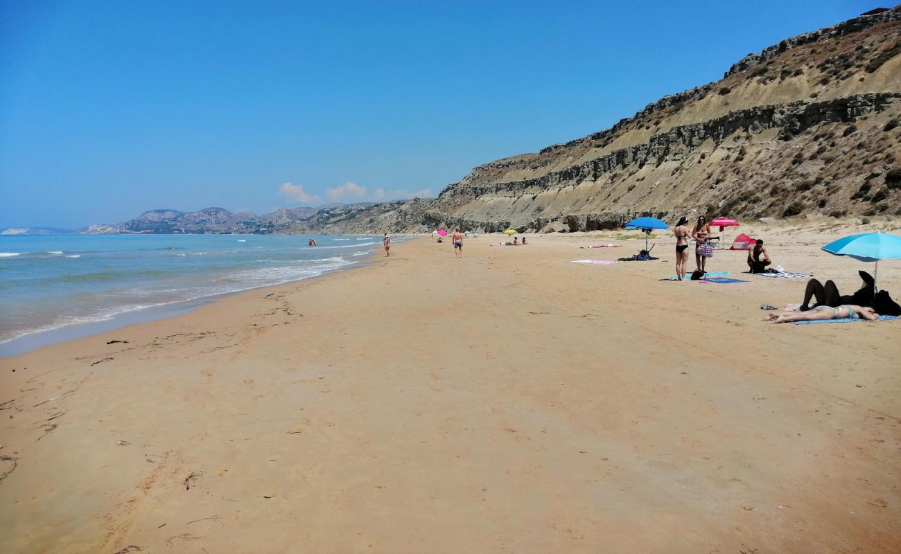 Photo de Spiaggia Giallonardo avec sable beige fin de surface