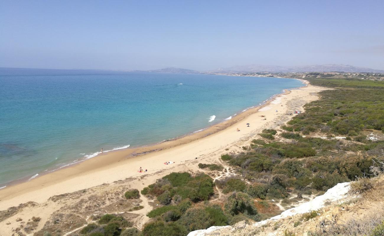 Photo de Spiaggia di Capo Bianco avec sable beige & galets de surface