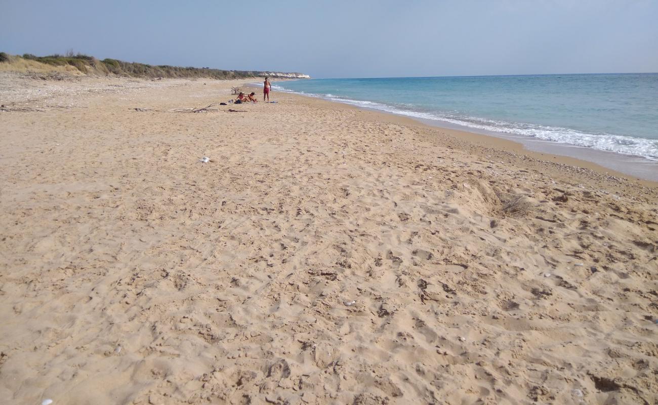 Photo de Borgo Bonsignore avec sable beige & galets de surface