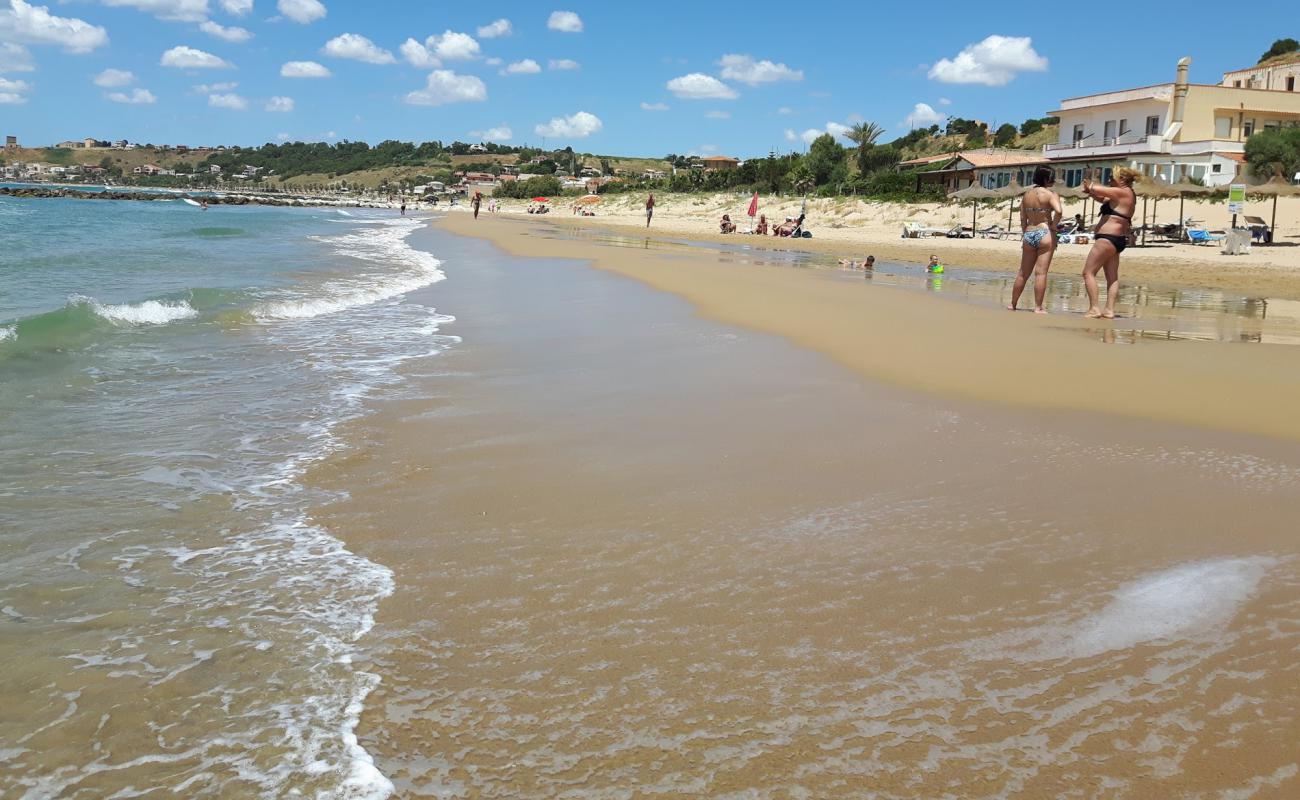 Photo de Porto Palo Beach avec sable beige fin de surface