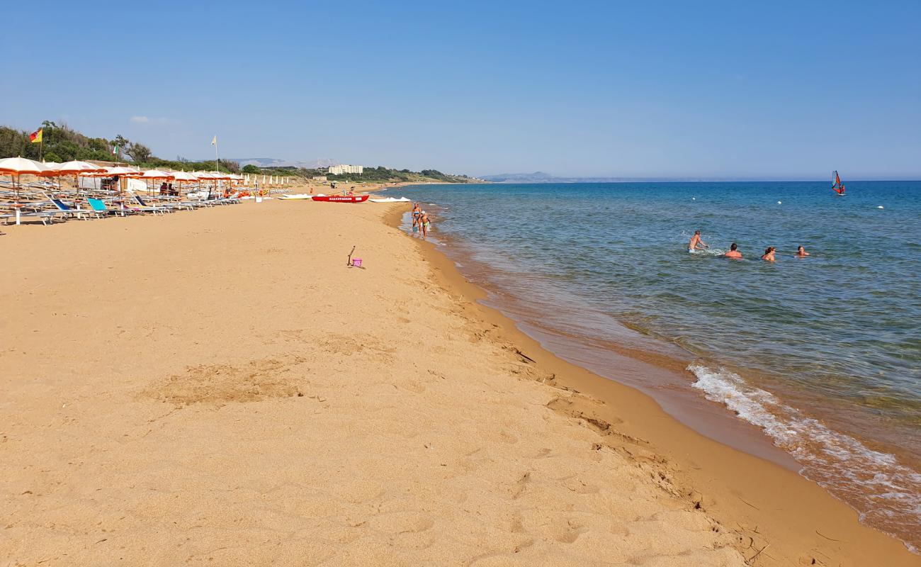 Photo de Spiaggia La Pineta avec sable beige de surface