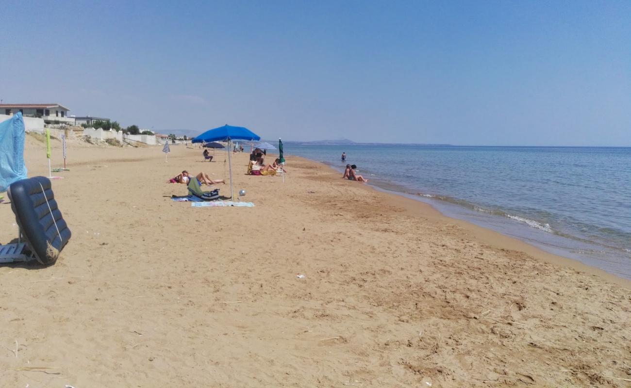 Photo de Triscina Beach avec sable beige de surface