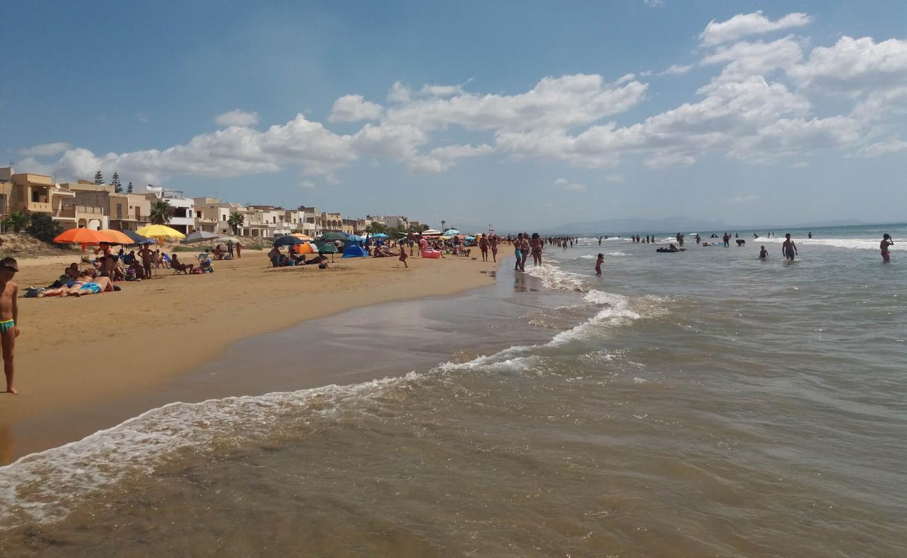 Photo de Spiaggia Tre Fontane avec sable beige fin de surface