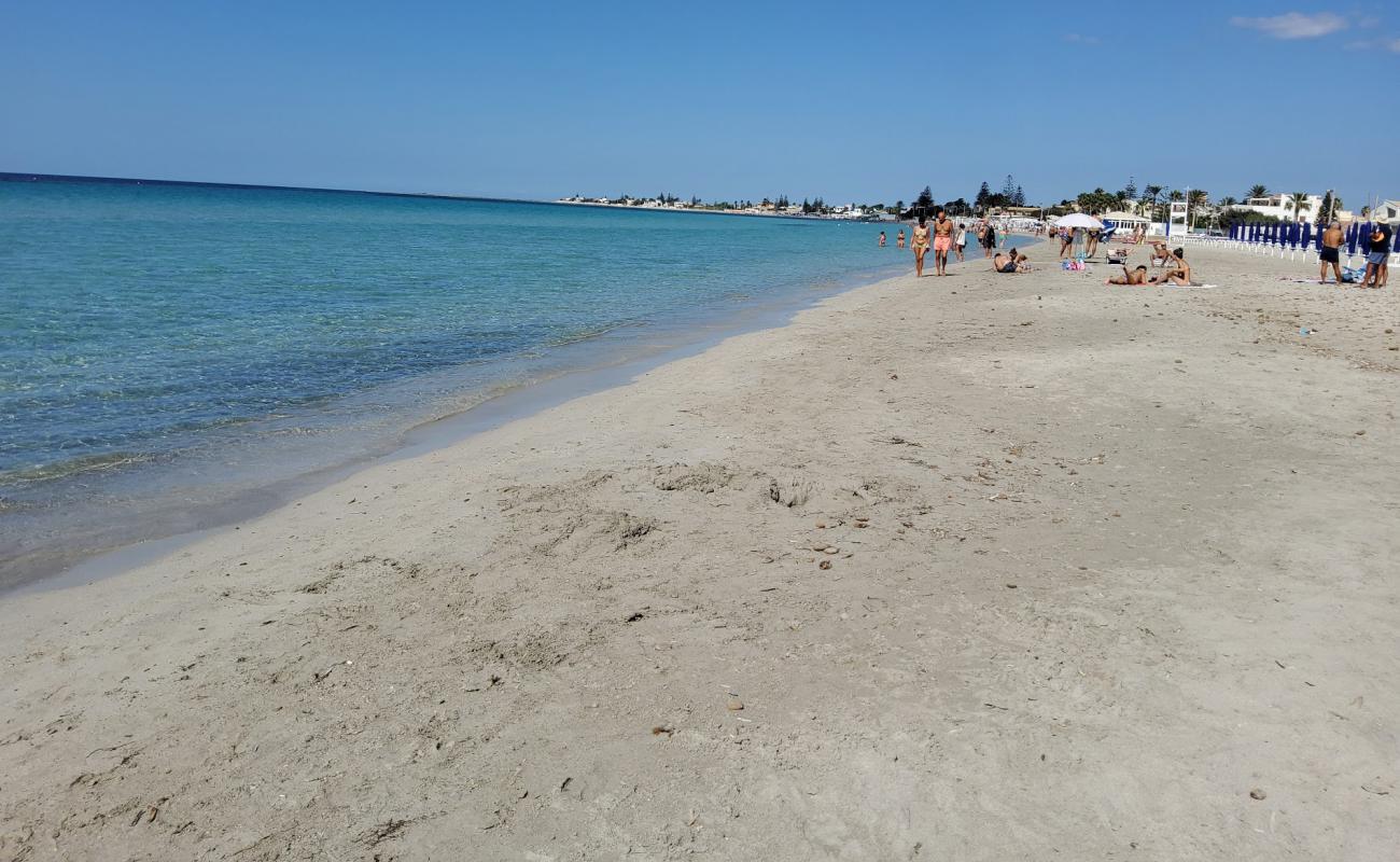 Photo de Spiaggia di Tonnarella avec sable blanc de surface