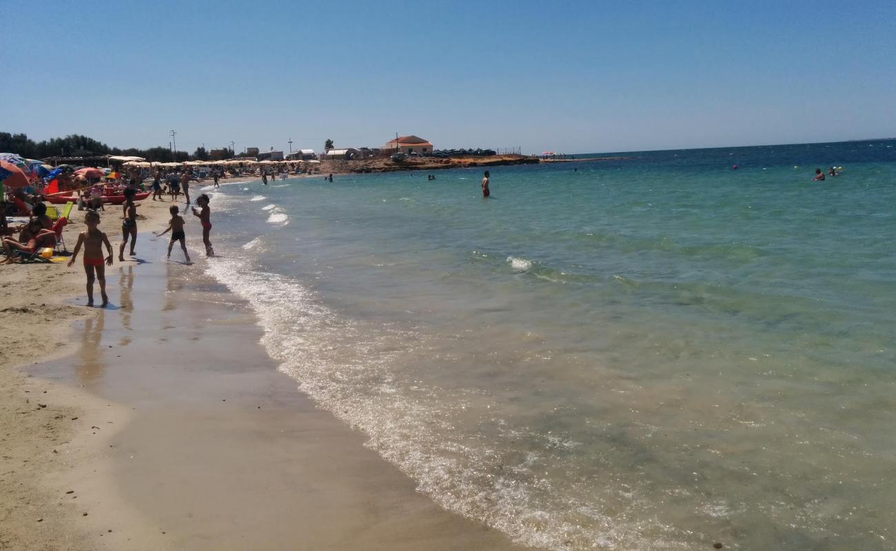 Photo de Spiaggia dell Stagnone Marsala avec sable brun de surface