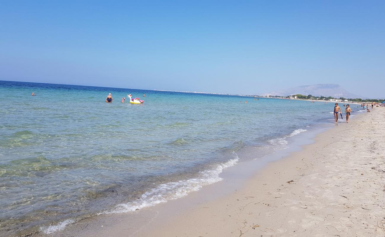 Photo de Spiaggia Marausa avec sable lumineux de surface