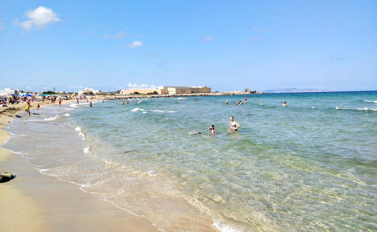 Photo de Spiaggia Tipa avec sable beige de surface