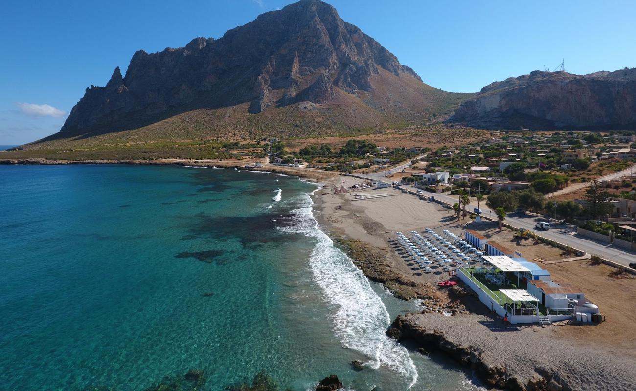 Photo de Bay of Cornino avec sable lumineux de surface