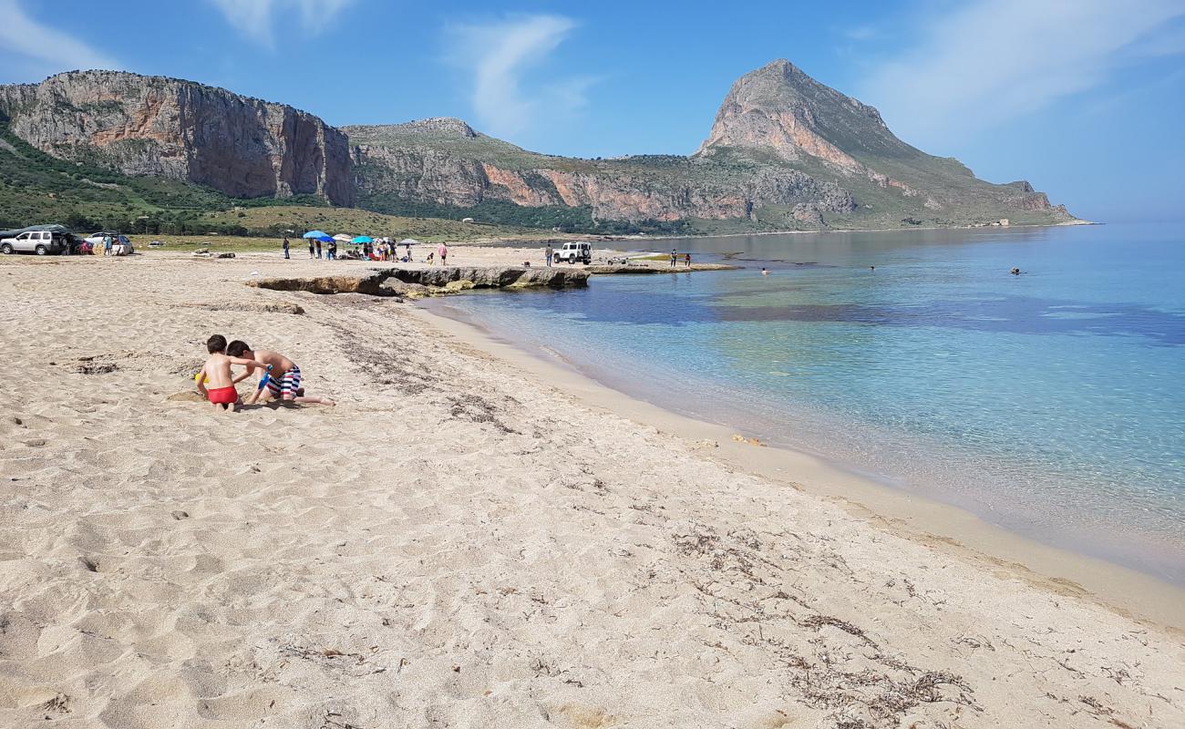 Photo de Acqua Azzurra beach avec sable lumineux de surface