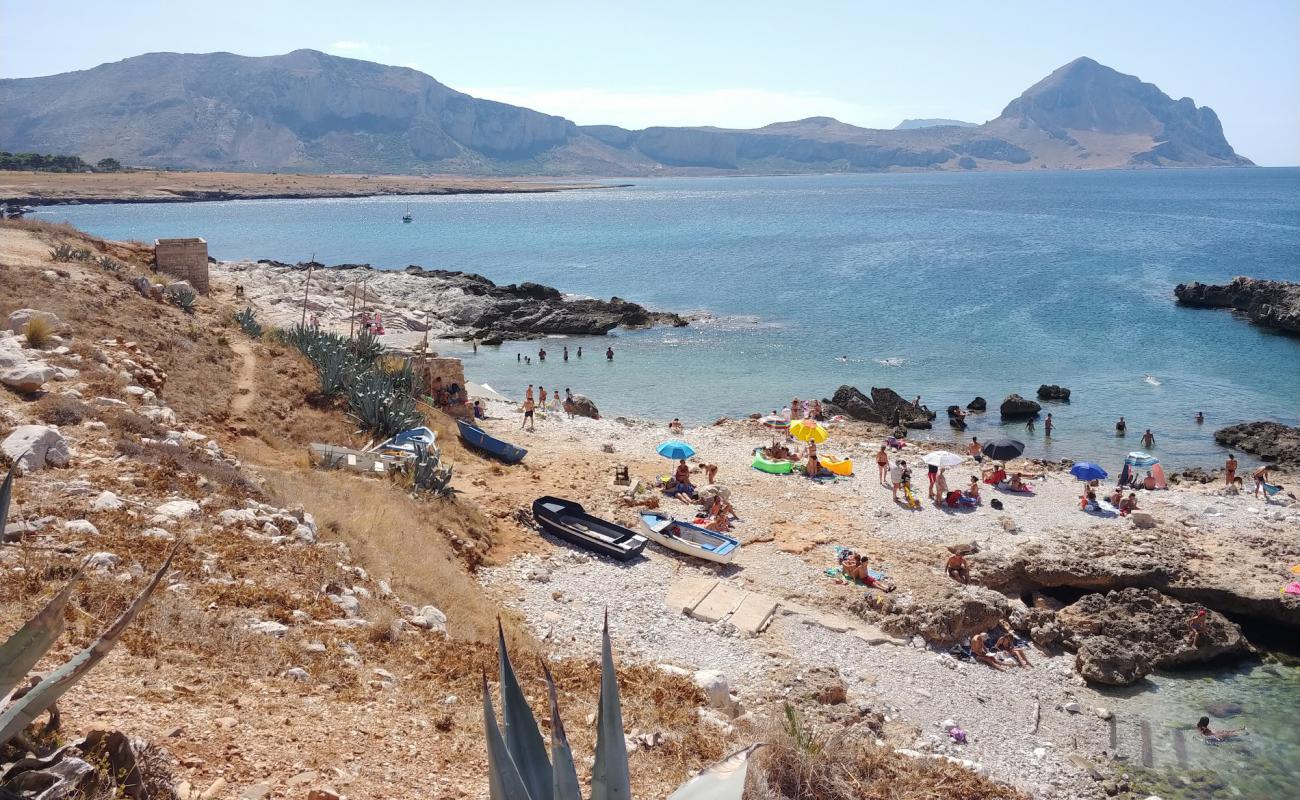 Photo de Spiaggia Di Isulidda avec roches de surface