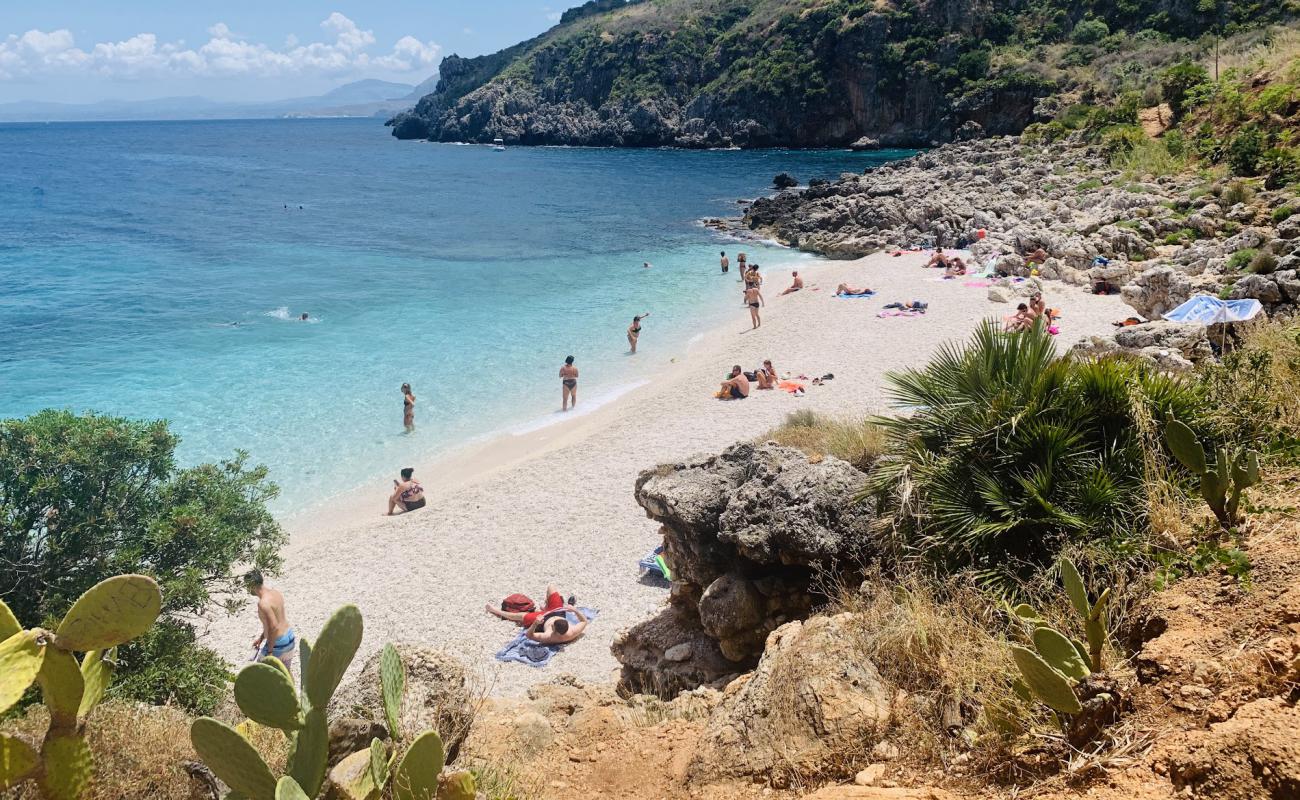 Photo de Cala Dell'uzzo avec galets beige de surface