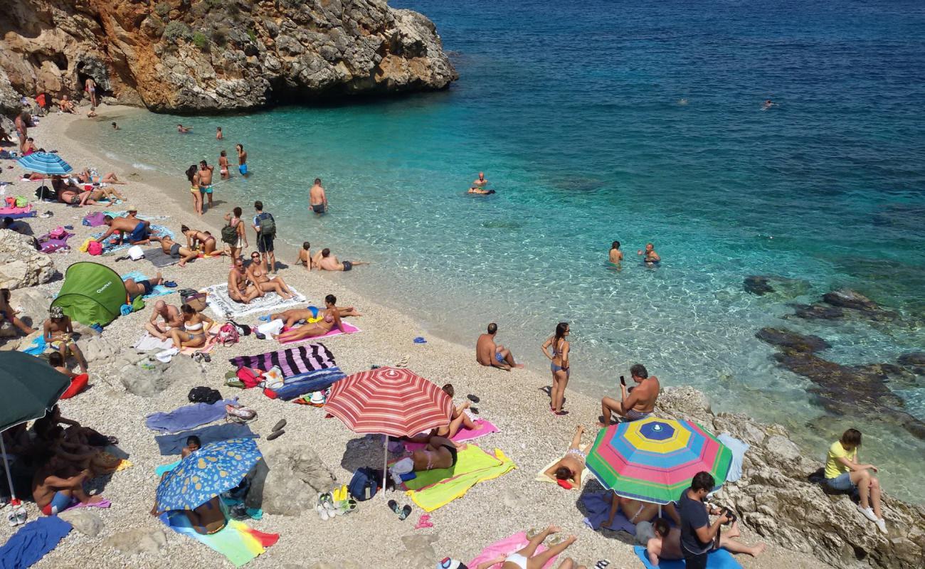 Photo de Cala Capreria avec petits galets beige de surface