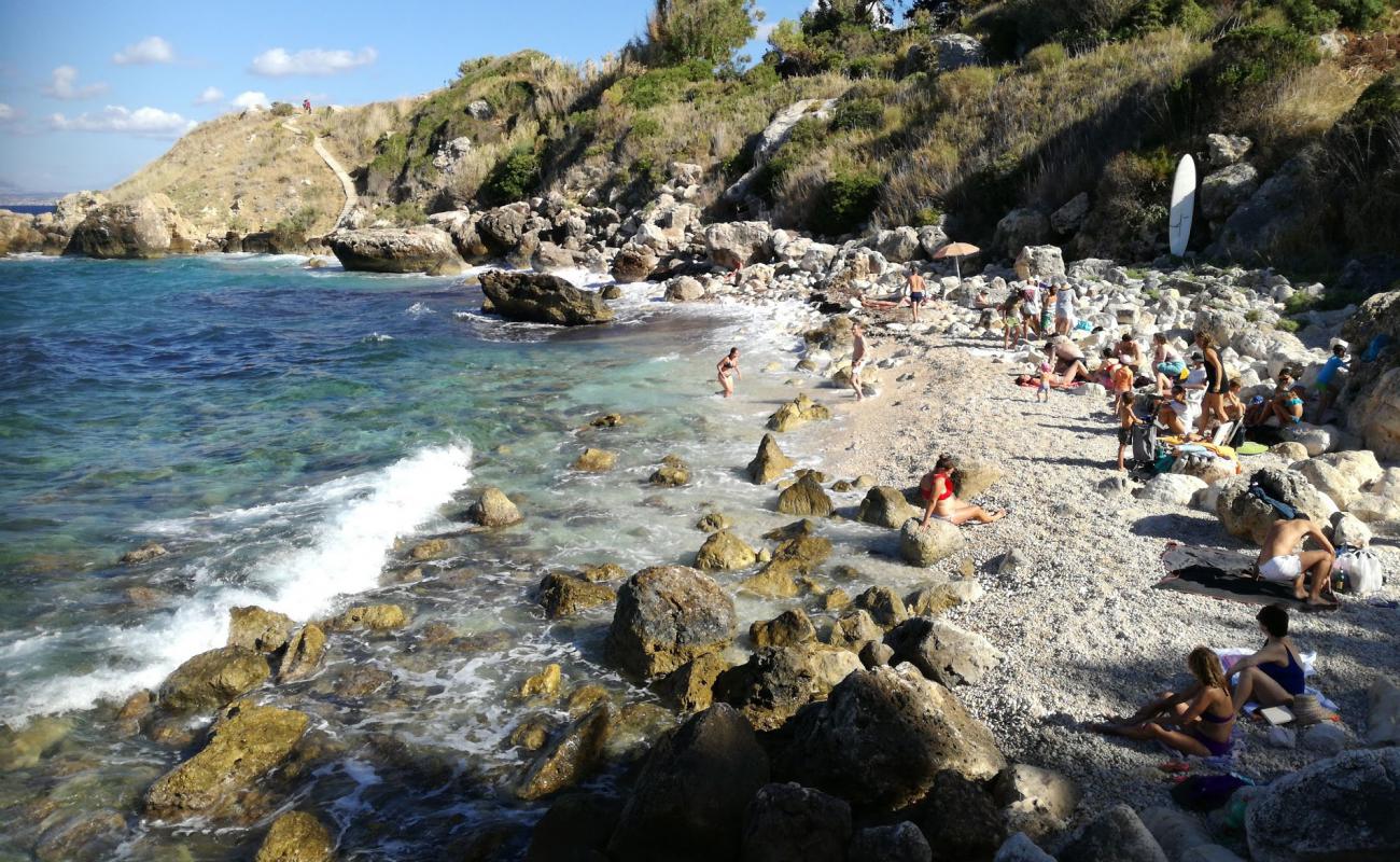 Photo de Scopello beach avec galets beige de surface