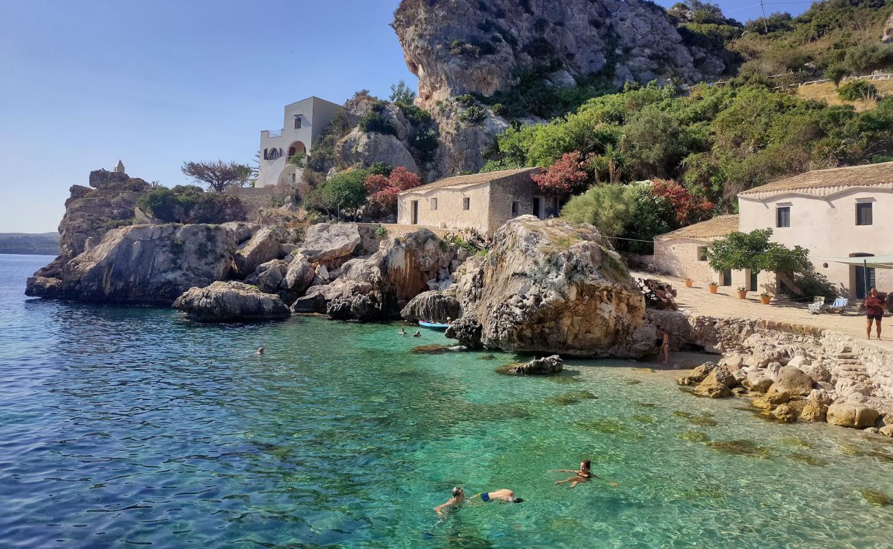 Photo de Spiaggia Tonnara Di Scopello avec terrain rocheux de surface