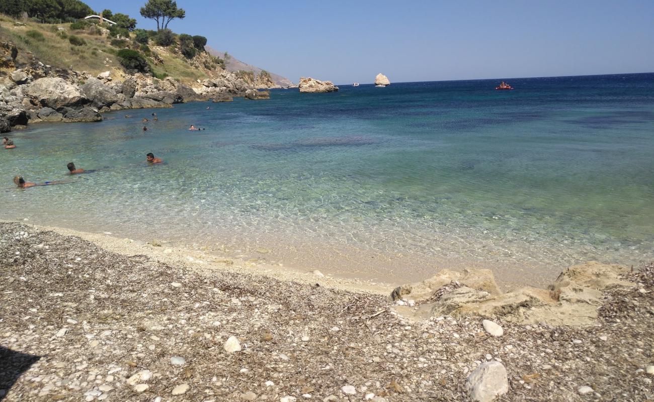 Photo de Cala Dell'alberello entouré de montagnes