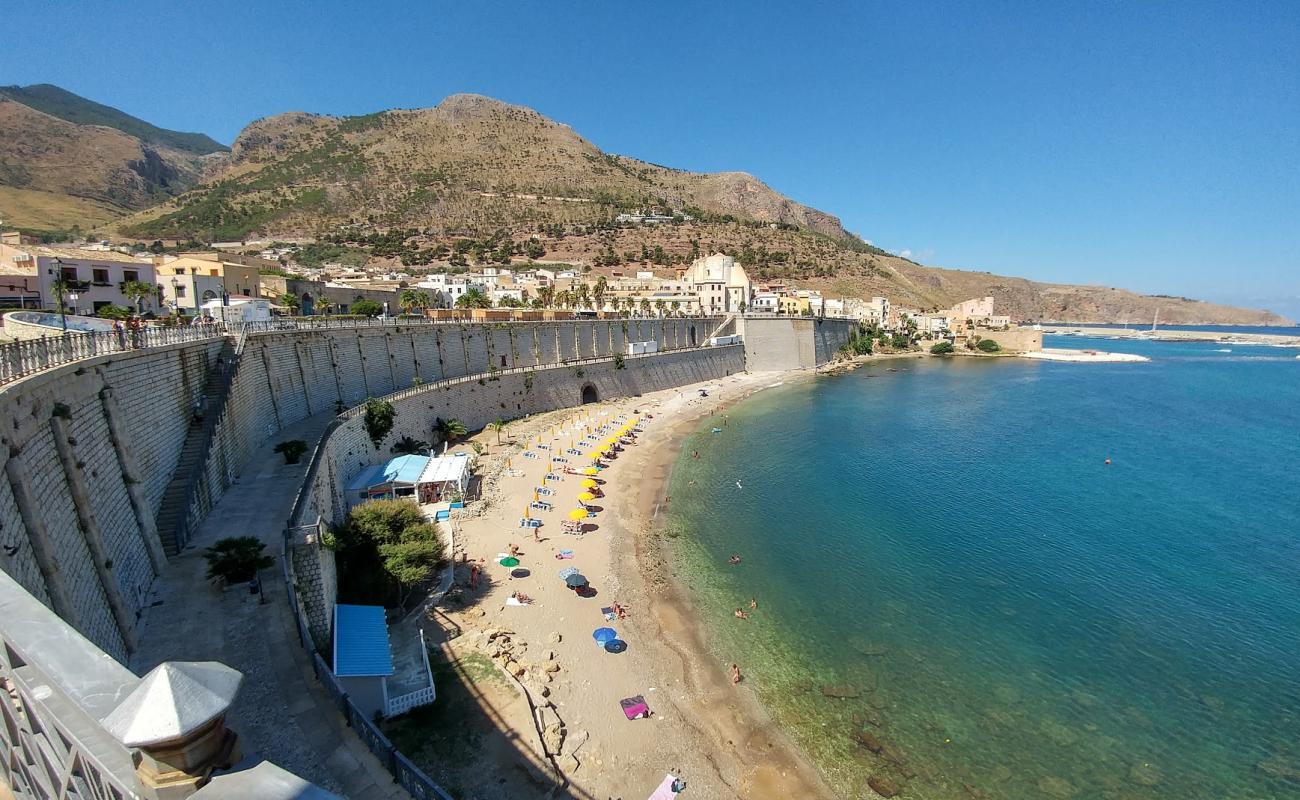 Photo de Cala Petrolo avec sable beige & galets de surface