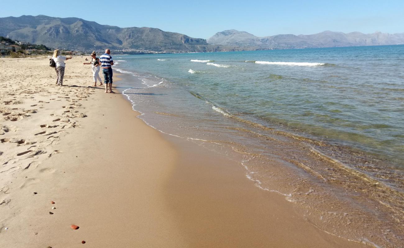 Photo de Spiaggia di Alcamo Cove avec sable beige fin de surface