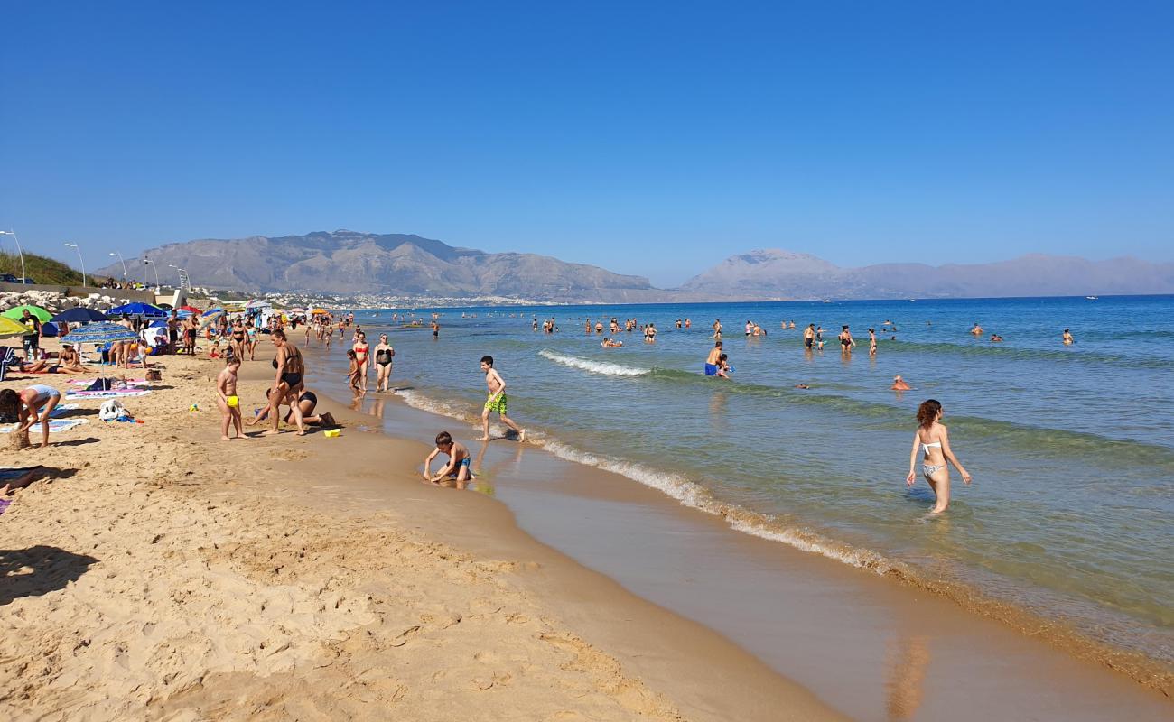 Photo de Spiaggia Di Balestrate avec sable lumineux de surface