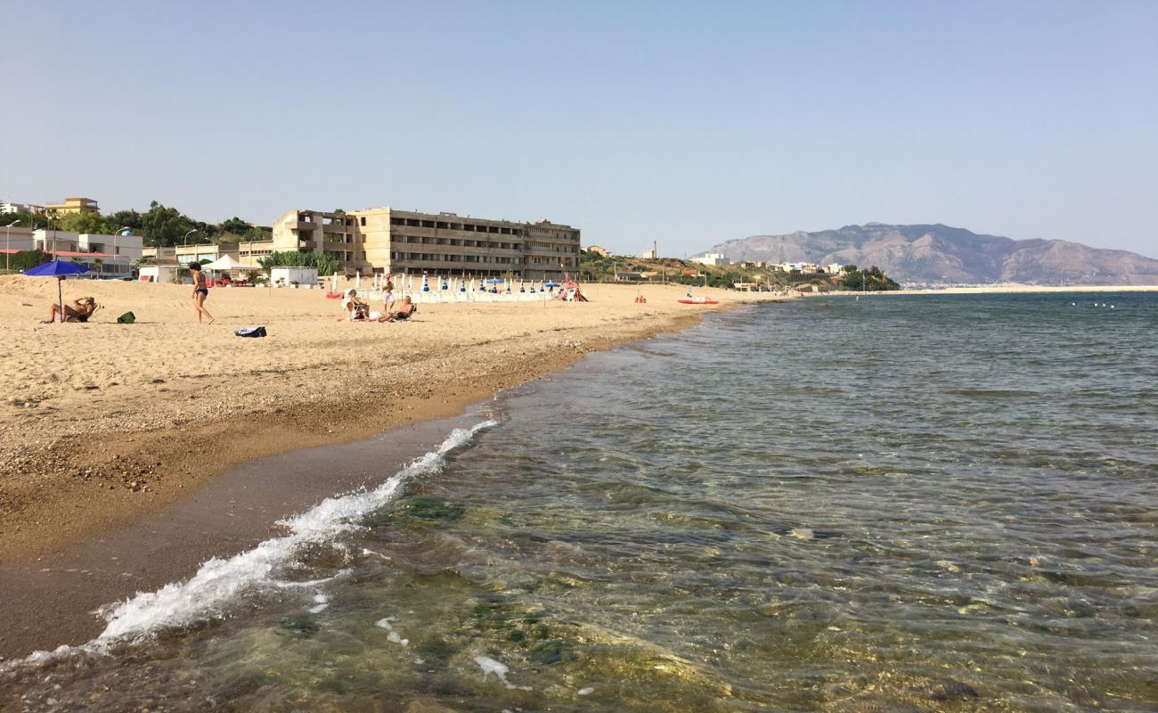 Photo de Spiaggia di Balestrate avec sable beige fin de surface