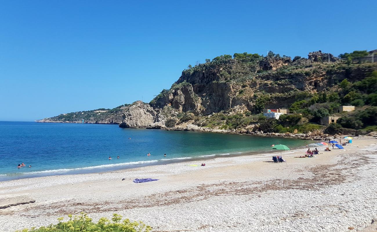 Photo de Spiaggia di San Cataldo Terrasini avec sable beige & galets de surface