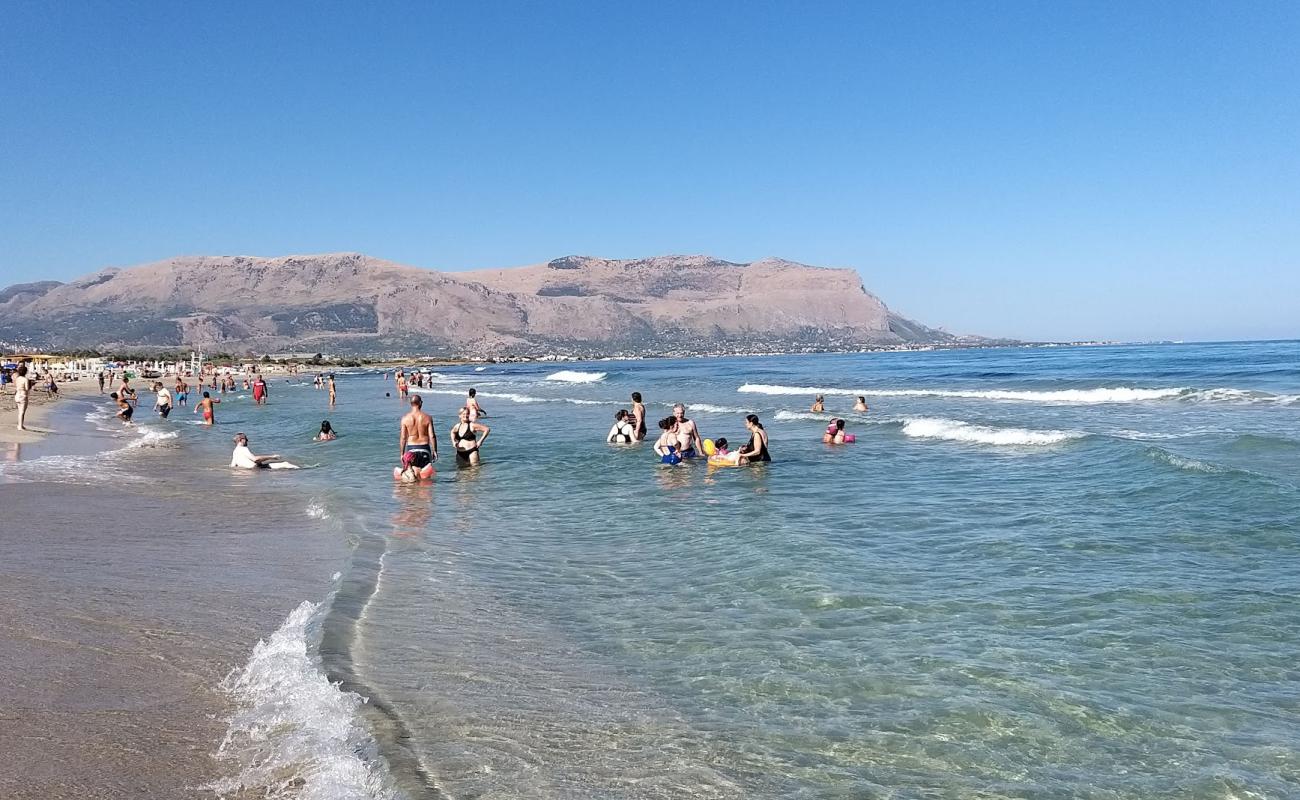 Photo de Isola delle Femmine Beach avec sable beige de surface