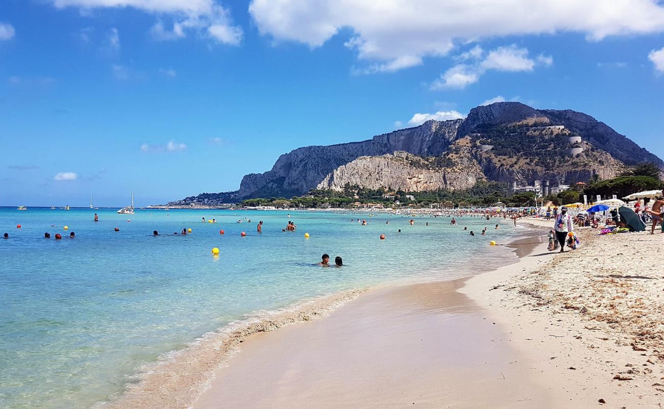 Photo de Spiaggia di Mondello avec sable beige fin de surface