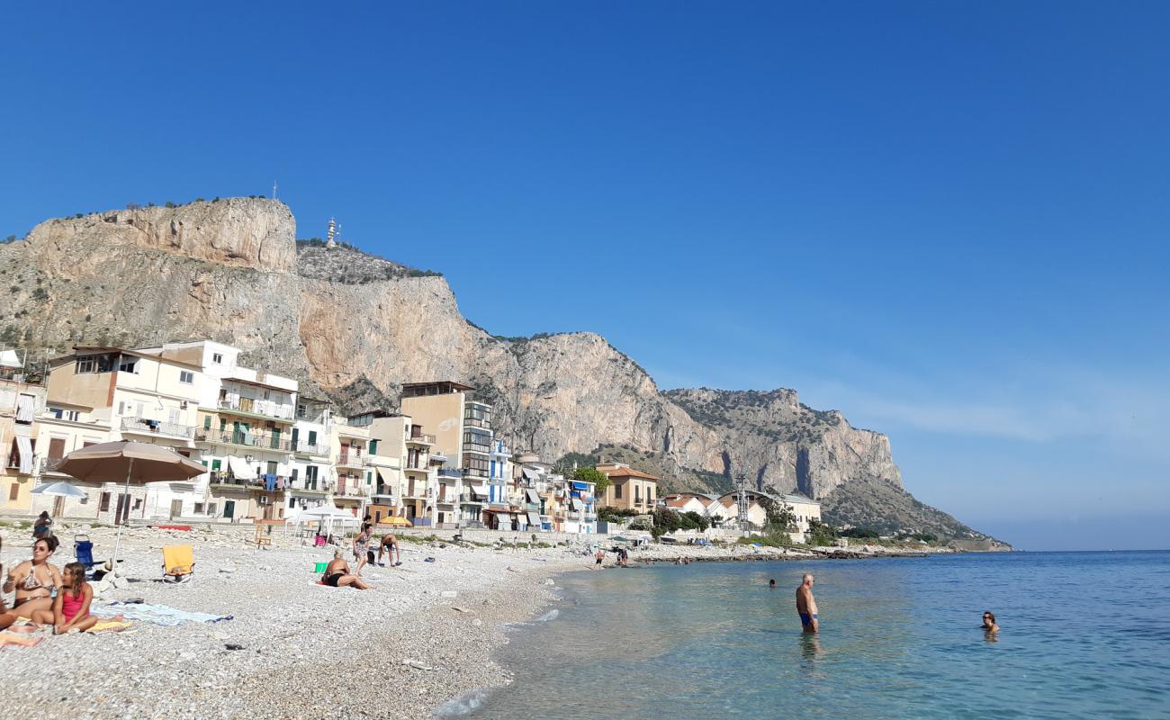 Photo de Spiaggia dell'Arenella avec sable beige & galets de surface