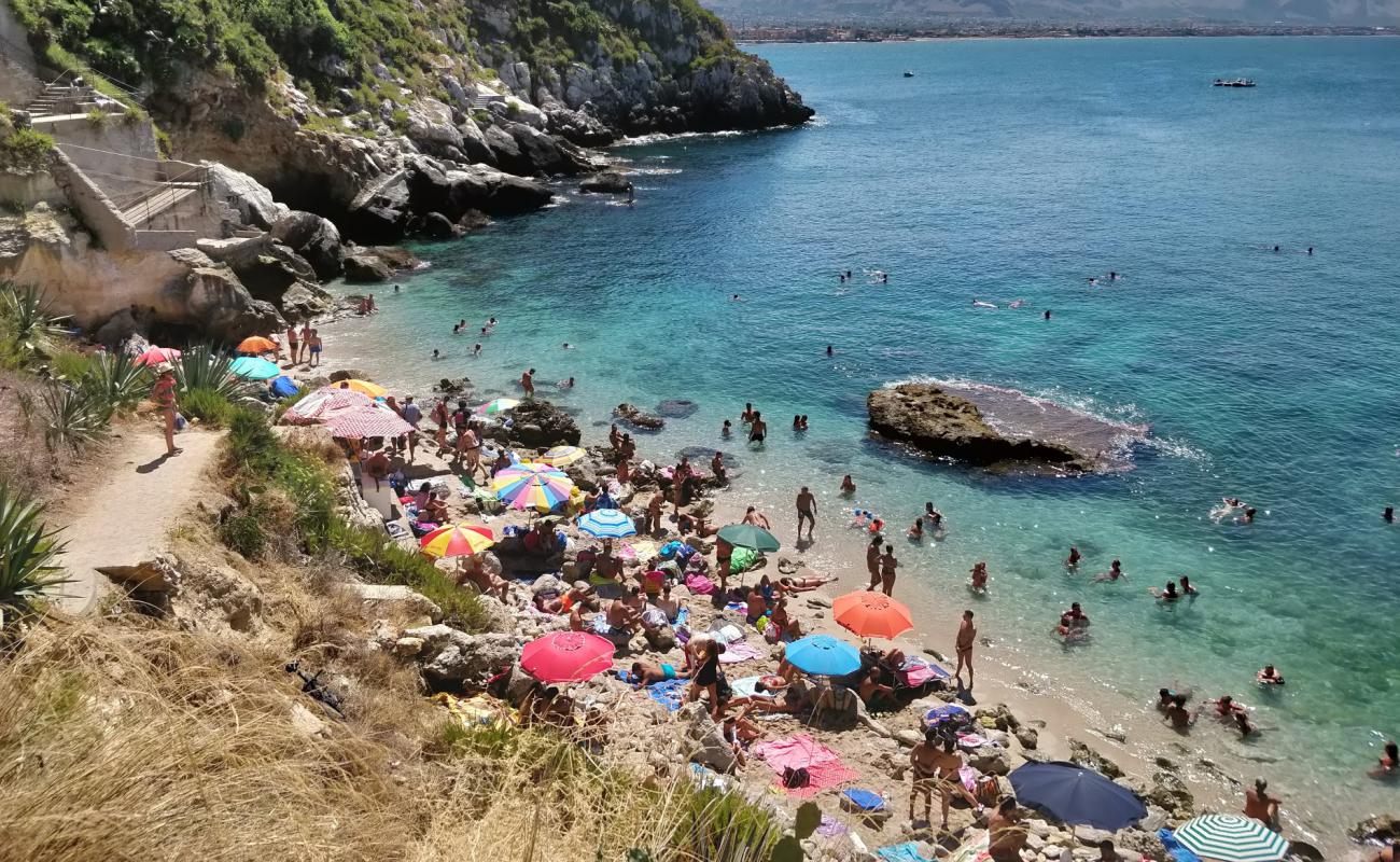 Photo de Spiaggia dei Francesi avec sable gris avec roches de surface