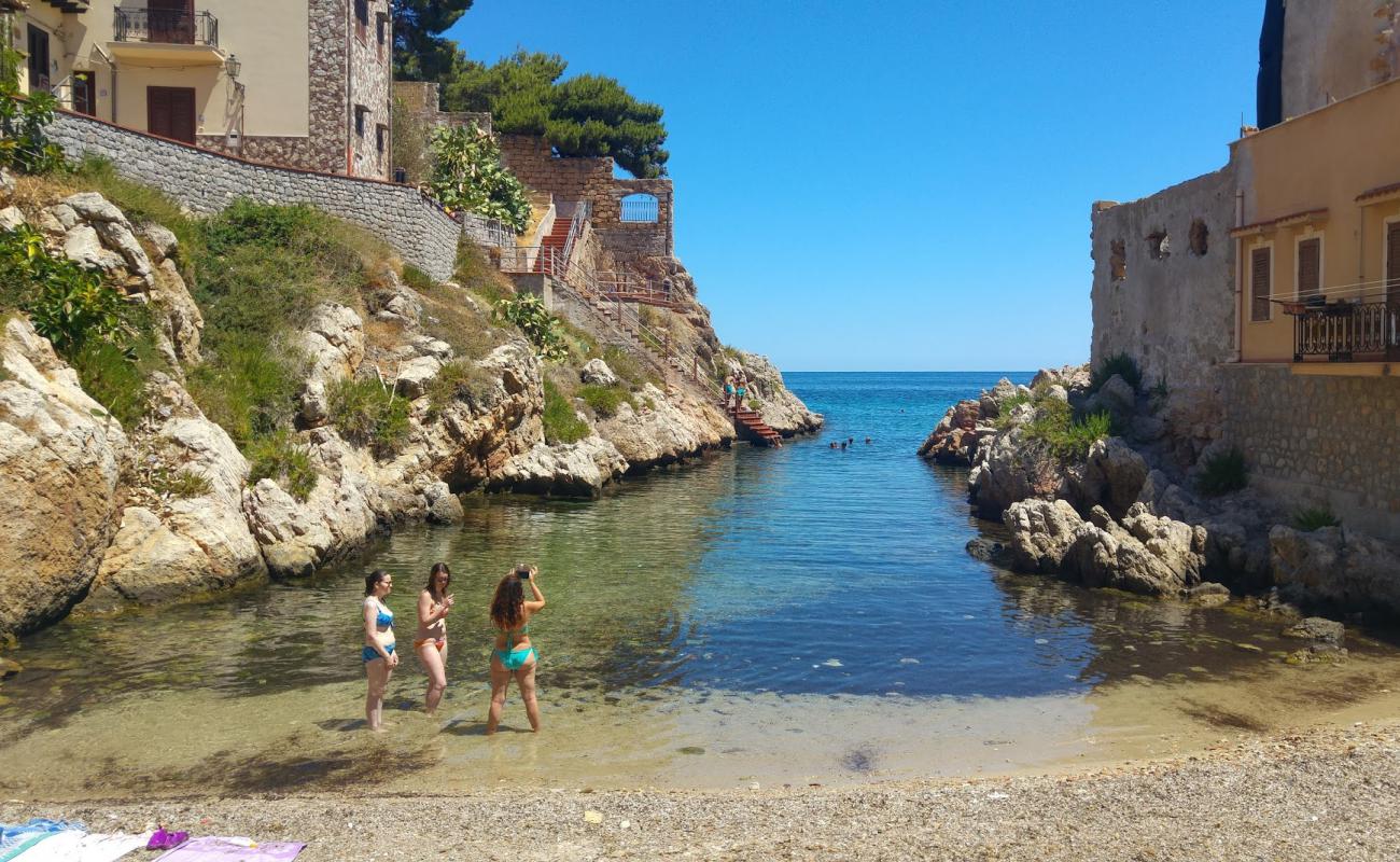 Photo de Caletta Sant'elia avec sable gris avec roches de surface