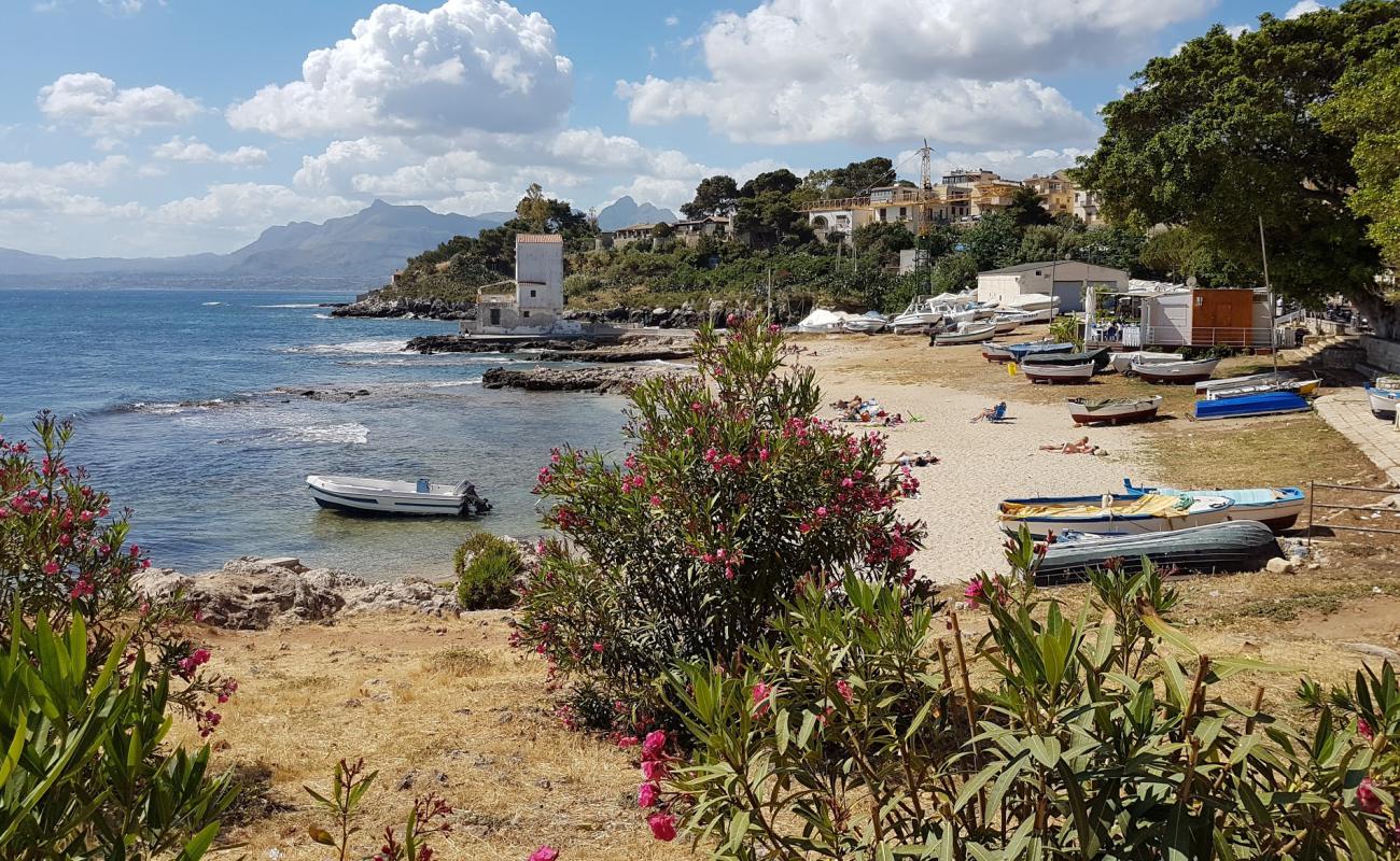 Photo de Punta Sant'Elia avec caillou fin clair de surface