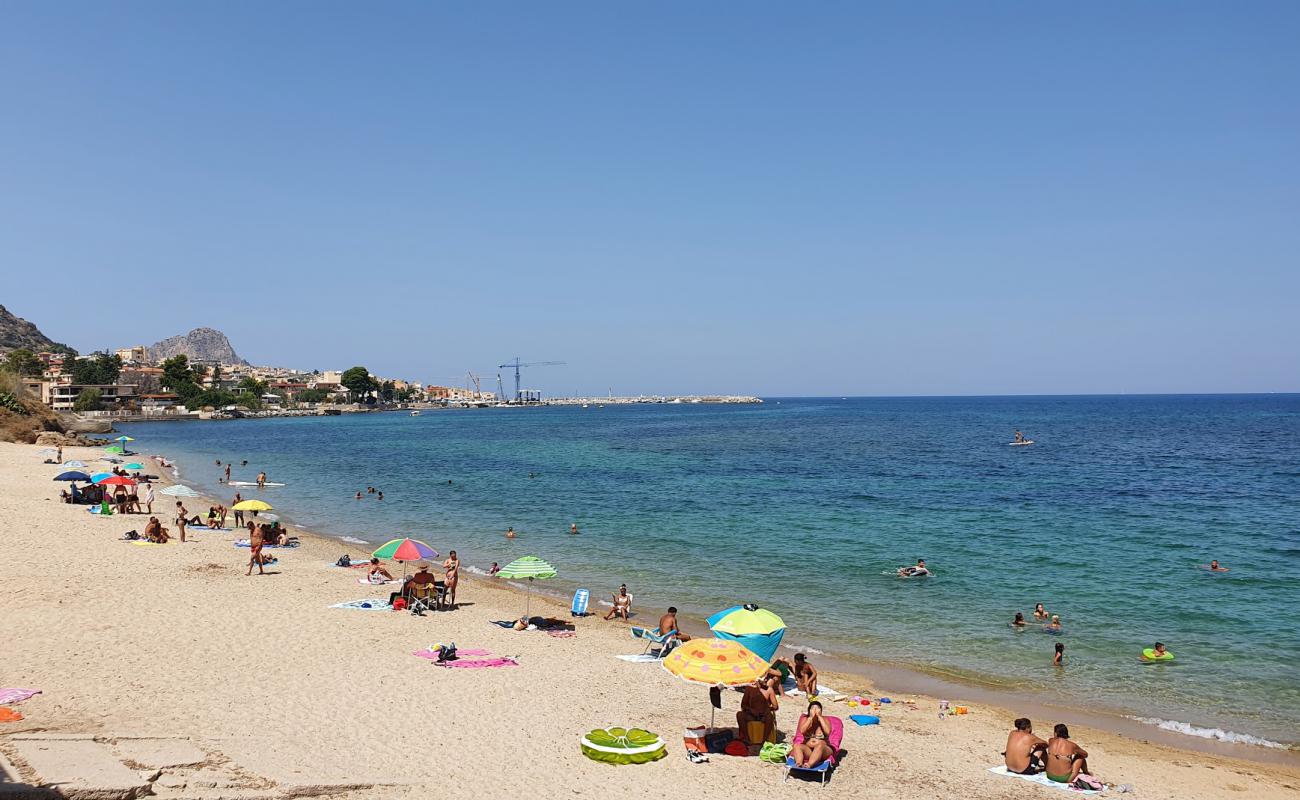 Photo de Aciddara beach avec petits galets beige de surface