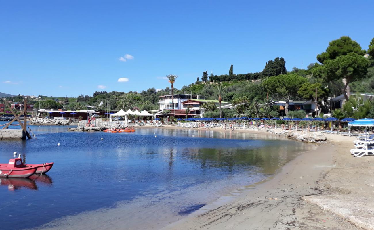 Photo de Lido Port Of Spain avec sable beige de surface