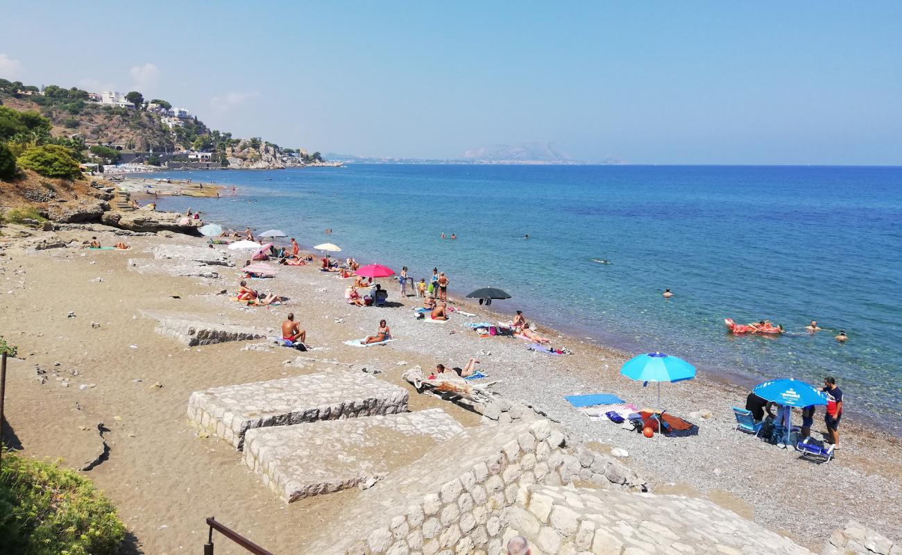 Photo de Spiaggia Ombelico di Venere avec sable gris & galets de surface