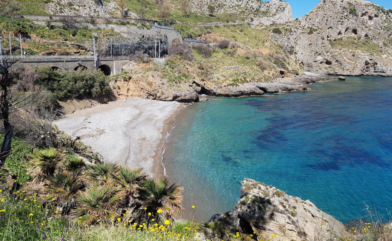 Photo de Norman Tower beach II avec petits galets gris de surface